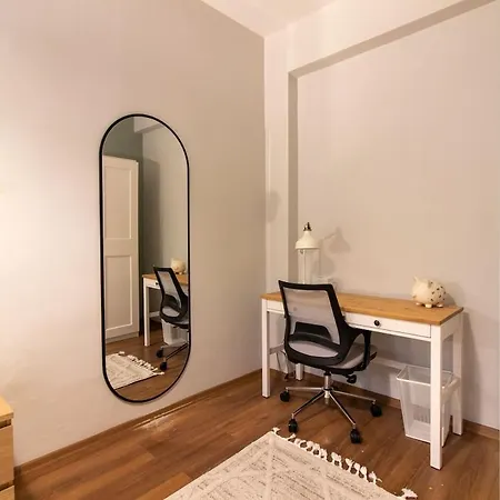 Tastefully Designed 2br With A Lush Backyard Apartment *