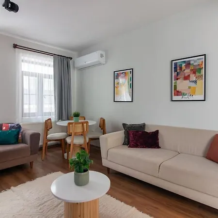 Tastefully Designed 2br With A Lush Backyard Apartment Istanbul