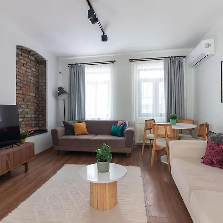 Tastefully Designed 2br With A Lush Backyard