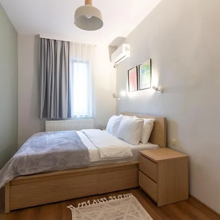 Διαμέρισμα Tastefully Designed 2br With A Lush Backyard