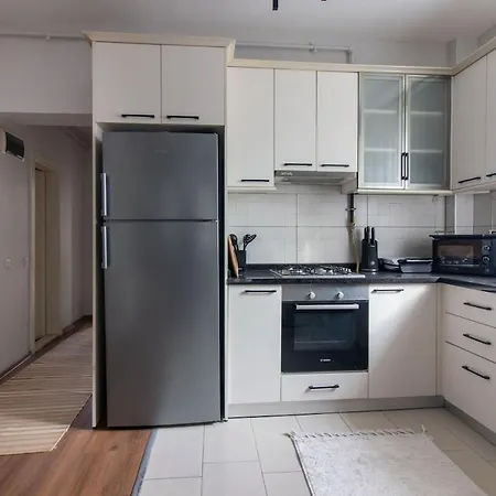 Apartment Tastefully Designed 2br With A Lush Backyard *