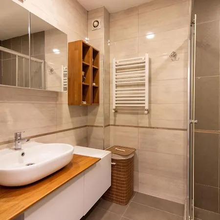 Apartment Tastefully Designed 2br With A Lush Backyard Istanbul