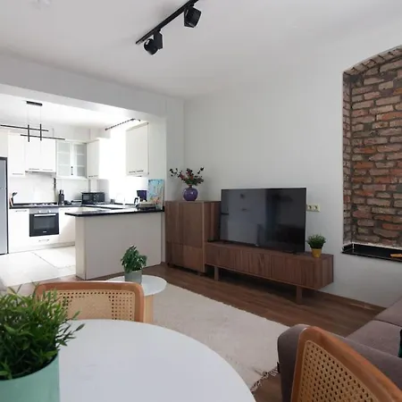 Tastefully Designed 2br With A Lush Backyard Apartment Istanbul