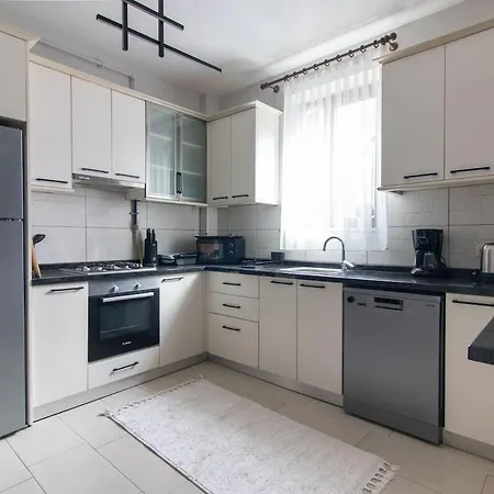Tastefully Designed 2br With A Lush Backyard * Istanboel